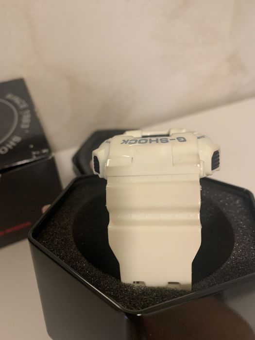 Бял часовник G-shock