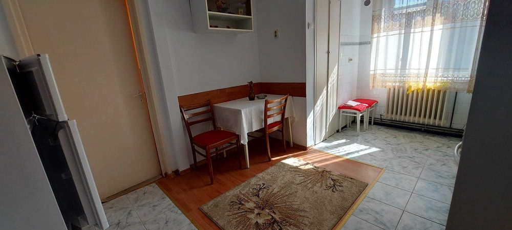 Ofer spre vânzare un apartament semidecomandat, situat la etajul 3 al unui bloc din Turda, județul Cluj.