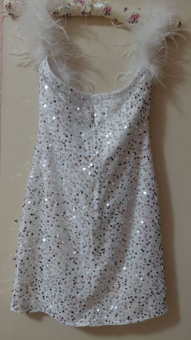 Офицялна рокля с пухче