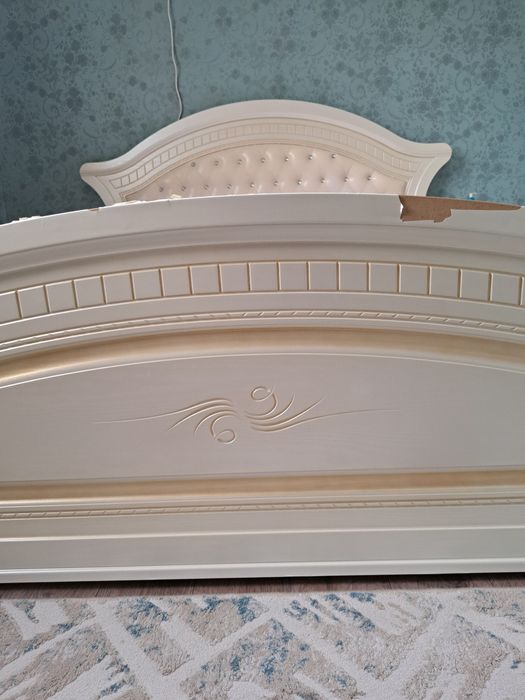 Двуспальная кровать