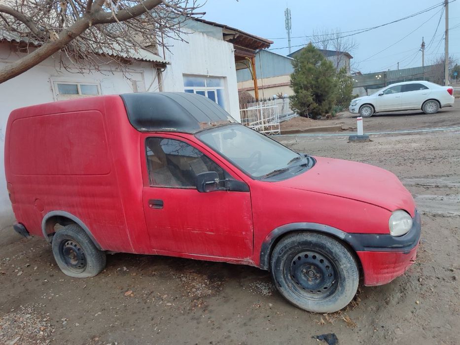 Opel Combo avtomobili sotiladi