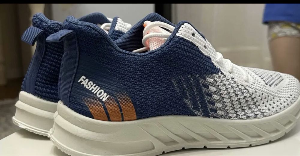 Кроссовки легкие