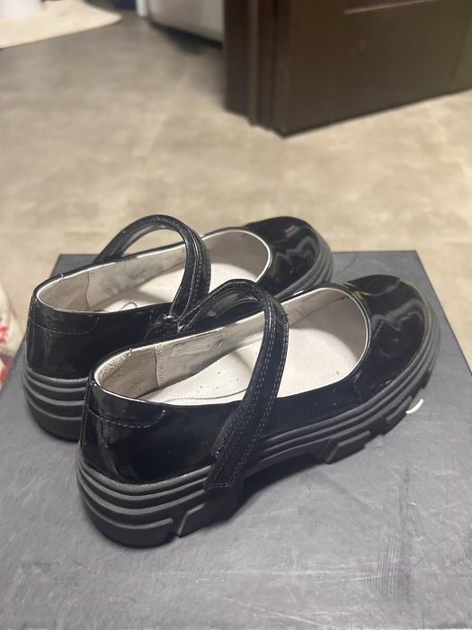 Продам школьные туфли, кроссовки