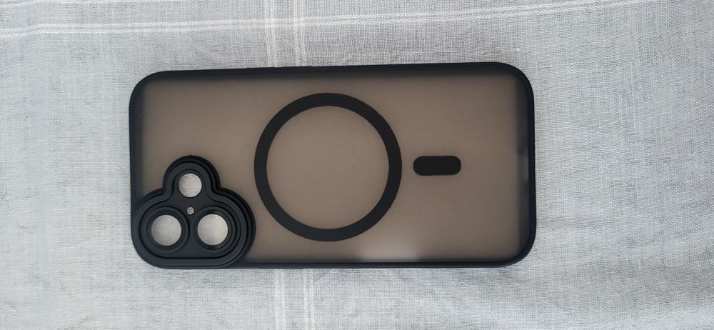 Силиконов кейс за "Айфон" 16. Нов, неизползван.