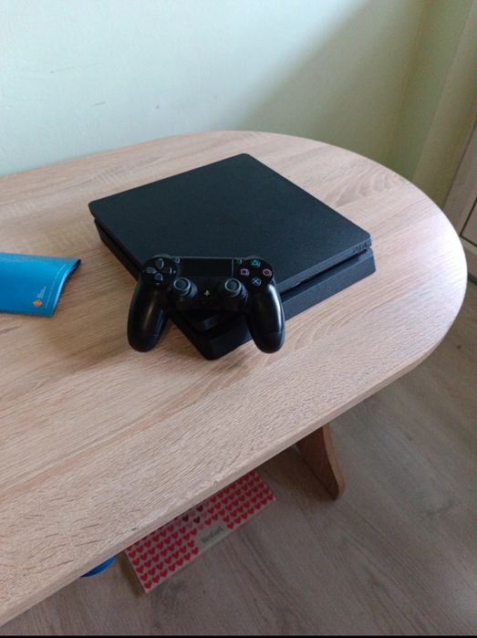 Vând PlayStation 4 + slim