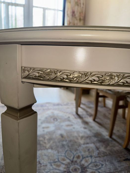 Кухонный стол светлый