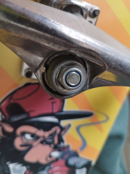 Vând skateboard folosit foarte puțin (1-2 ori nu știu să merg pe el)