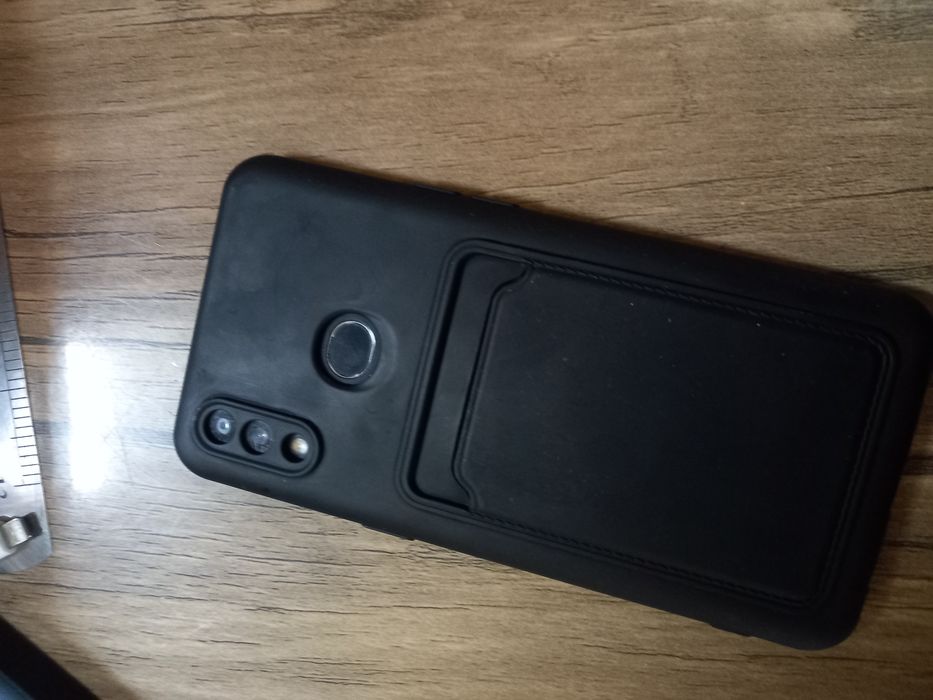 Samsung A10s va Novey A80r