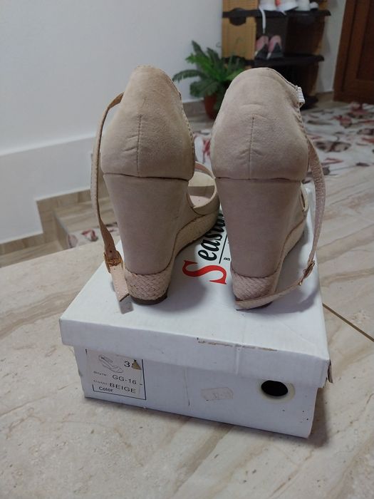 Дамски сандали с цяла подметка