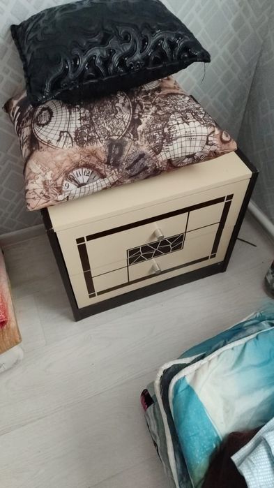 Кровать екі тумбасымен