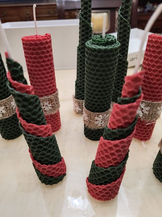 Lumânări făcute din faguri perfecte ca și decorațiuni de craciun