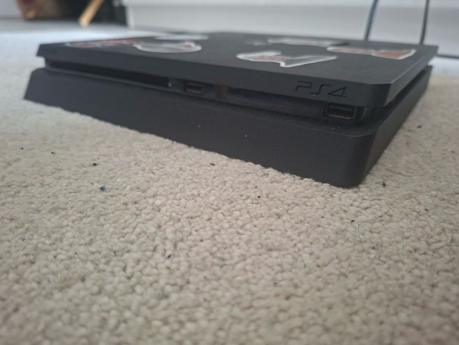 Ps4 slim 500gb в отлично състояние