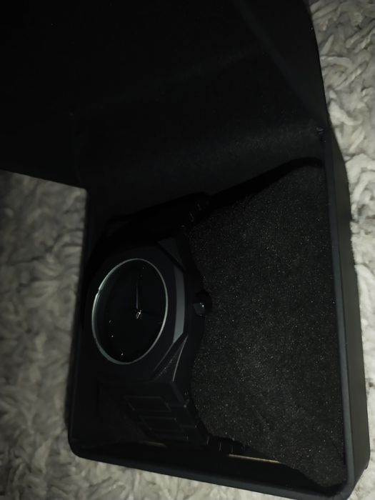 Черные часы с арабскими цифрами