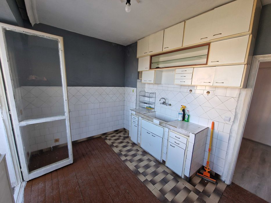 Апартамент с 4 самостоятелни стаи за продажба – кв. Струмско