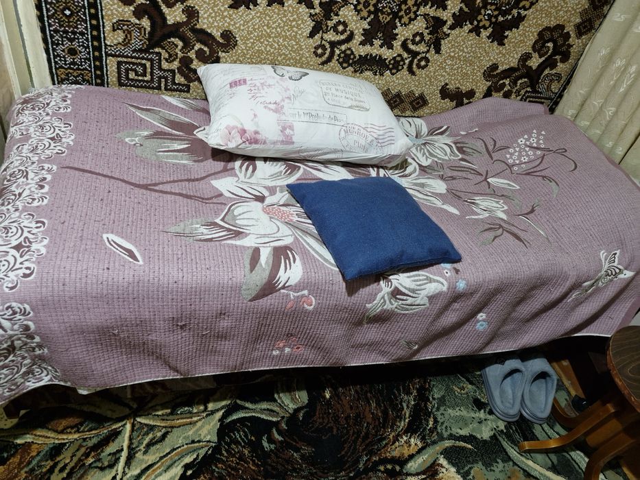 Кровать без матраса