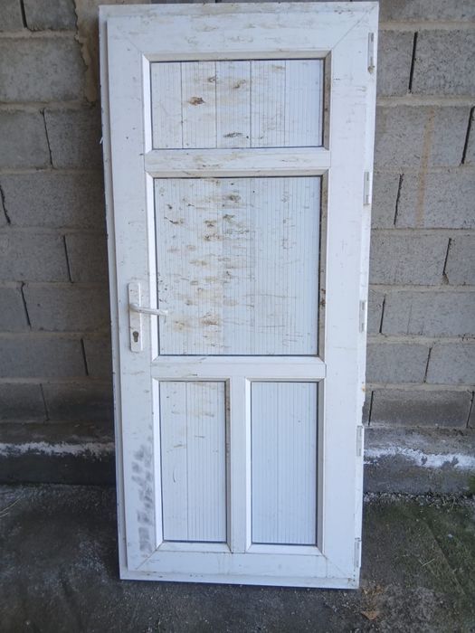 Есік сатылады. .