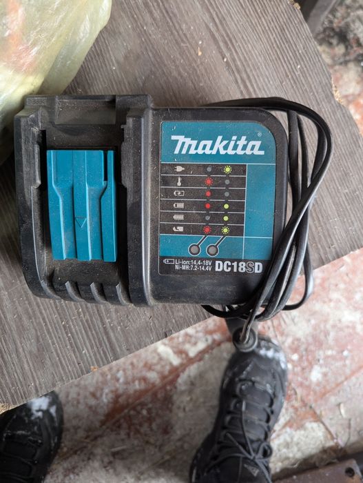 Зарядное  устройство makita