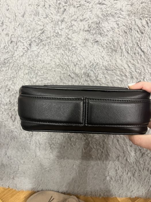 Оригинална чанта Marc Jacobs – черна, компактна и стилна