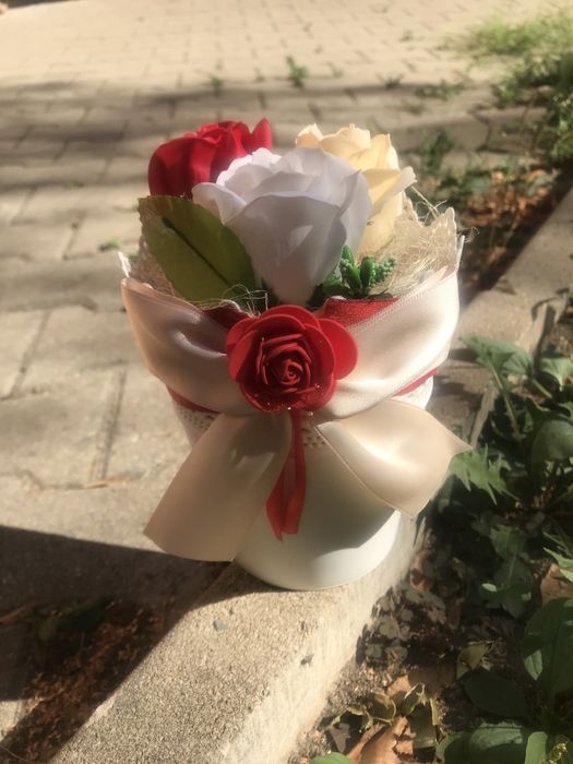 Предлагам  декорирани свещи,сапунени рози и други