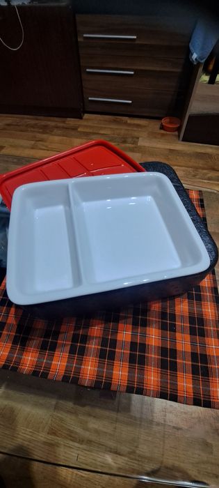 Порцеланова чиния за пренос и съхранение на храна