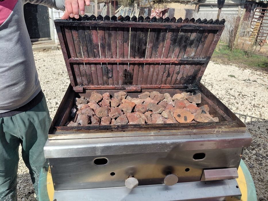 Газова скара с вулканични камъни