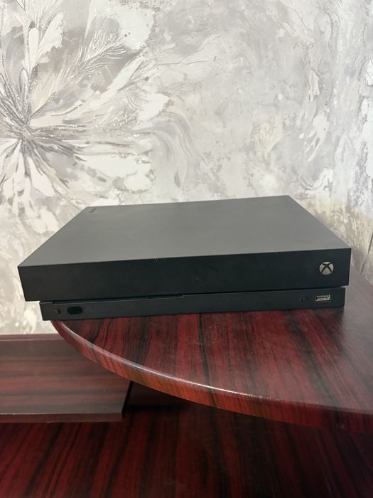 Продам Xbox one x память 1000GB
