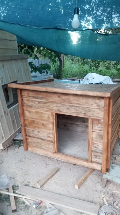 Продается домик для собак из дерева.