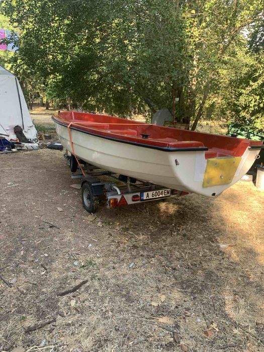 Продавам лодка ял 4