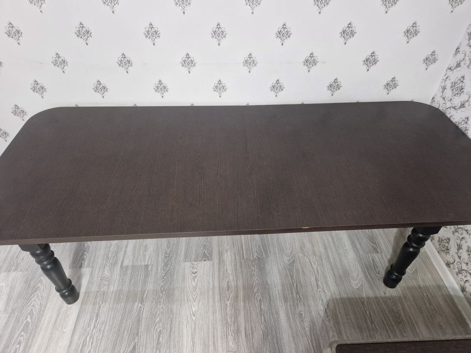 Стол и стулья для гостиной