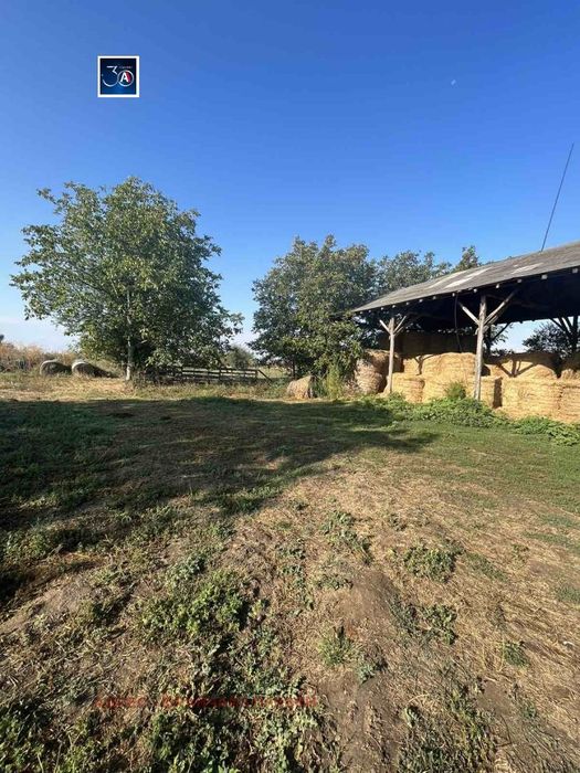 Пром. помещение в Плевен, област-с.Любеново площ 2568 цена 150000