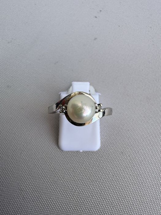 Inel din aur alb, perla si diamante