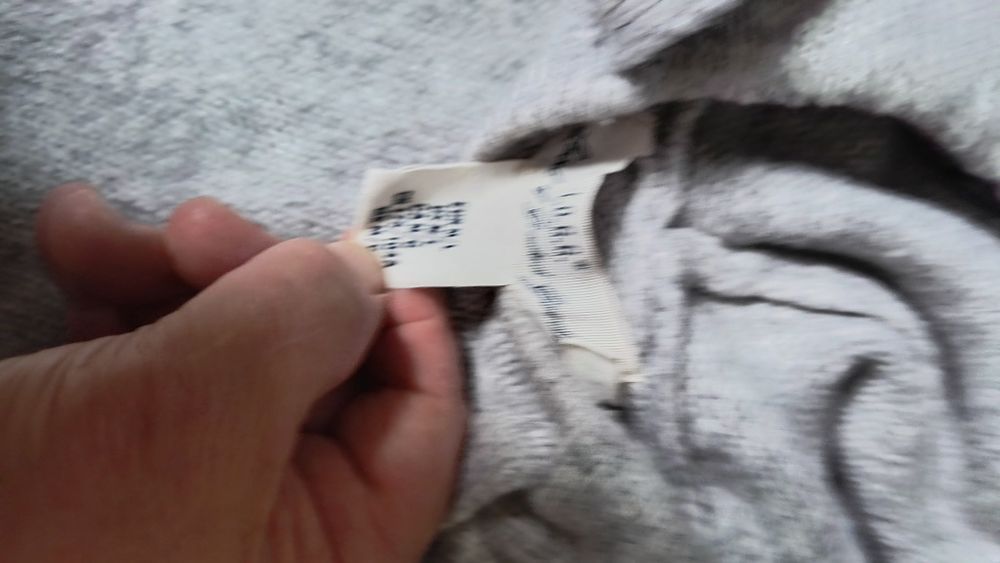 Pulover tip hanorac cu gluga pentru orice anotimp. Conține și lână