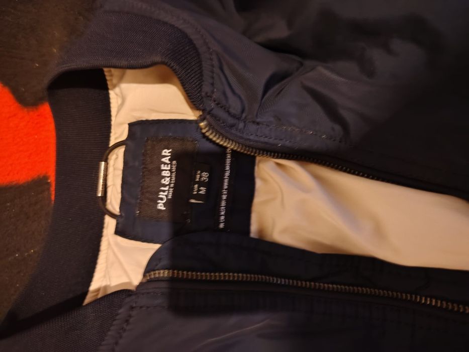 Geacă  pull&Bear  marimea m 
Geacă bombggger bleu:
Geacă bomber bleuma