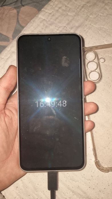 Samsung a36 5G каропка есть