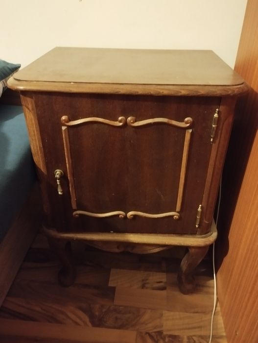 Дървени шкафчета