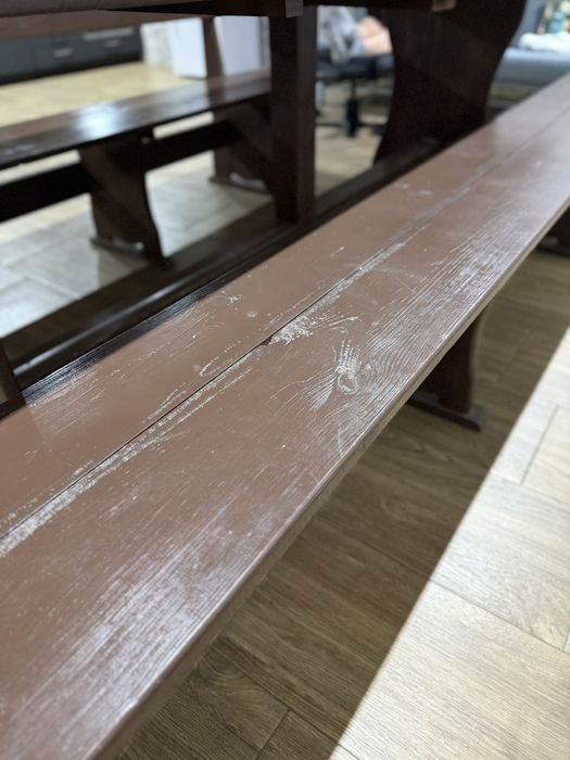 Продавам масивна дървена маса с две скамейки