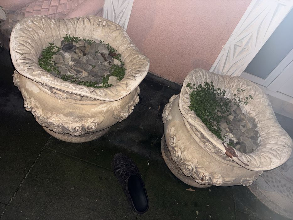 Set 4 ghivece mare plastic dur si beton 150 lei bucata