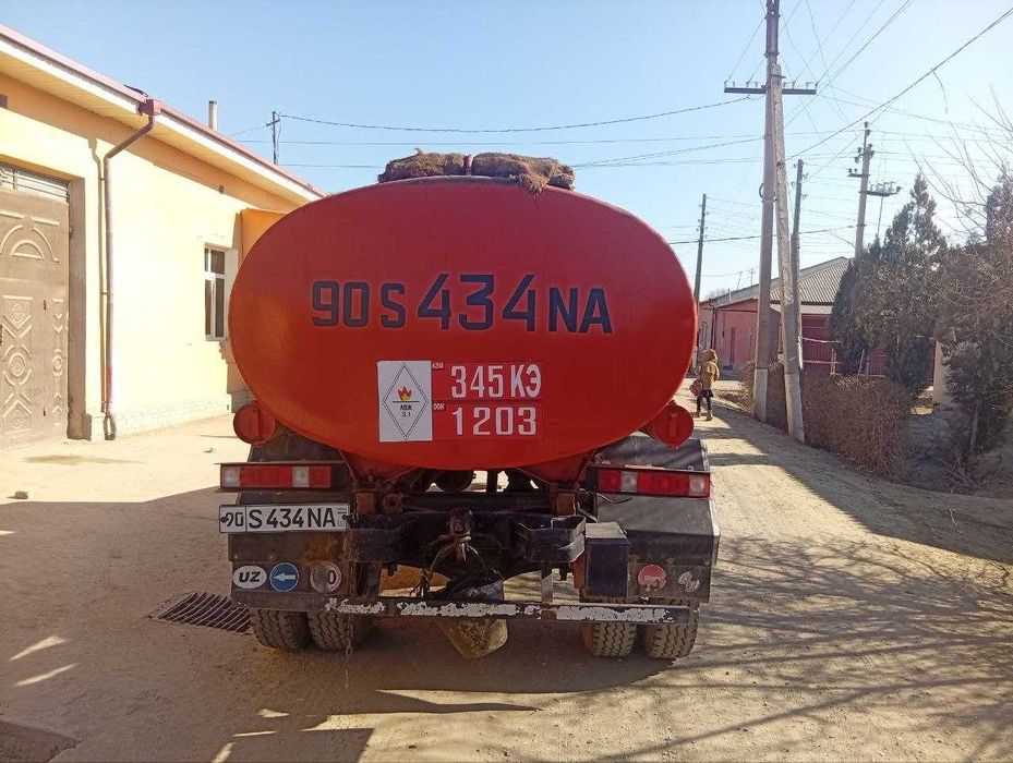 Yoqilg'i tashish yuk moshinasi . GAZ 52. Holati yangi, soz xolatda.