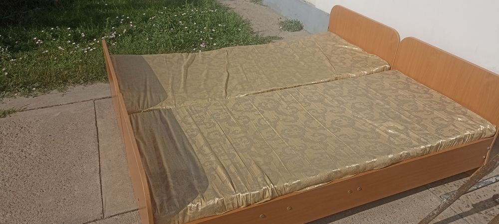 Спальный кровать продается..
