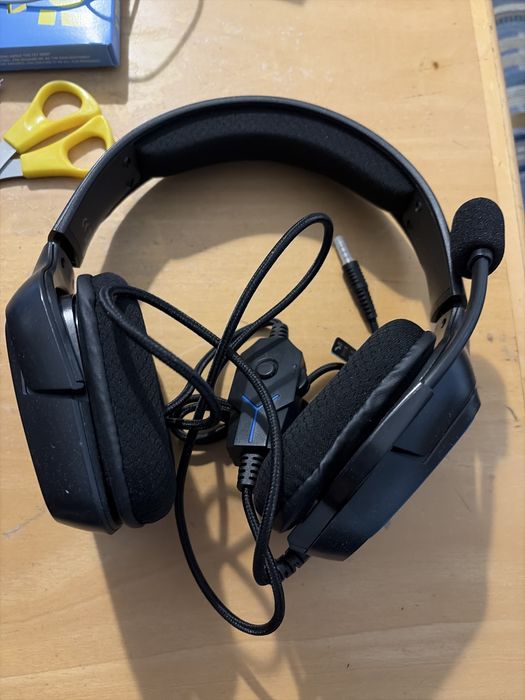 Casti gaming cu fir