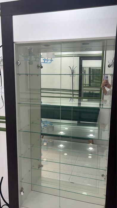 Продам шкаф стеллаж стеклянный