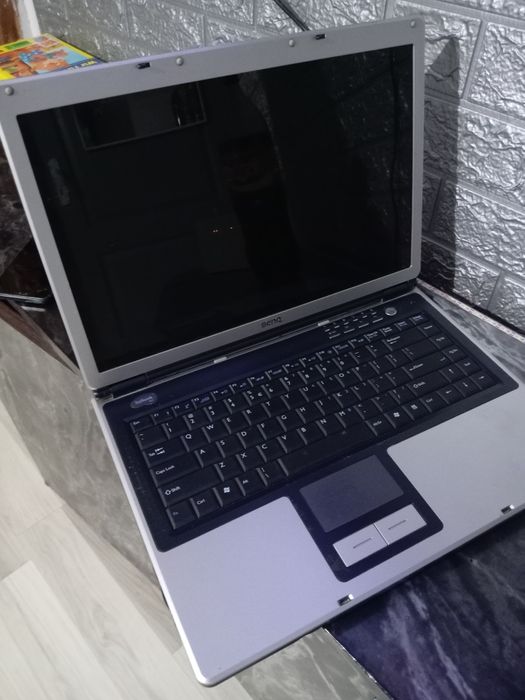Vând laptop BENQ pentru piese