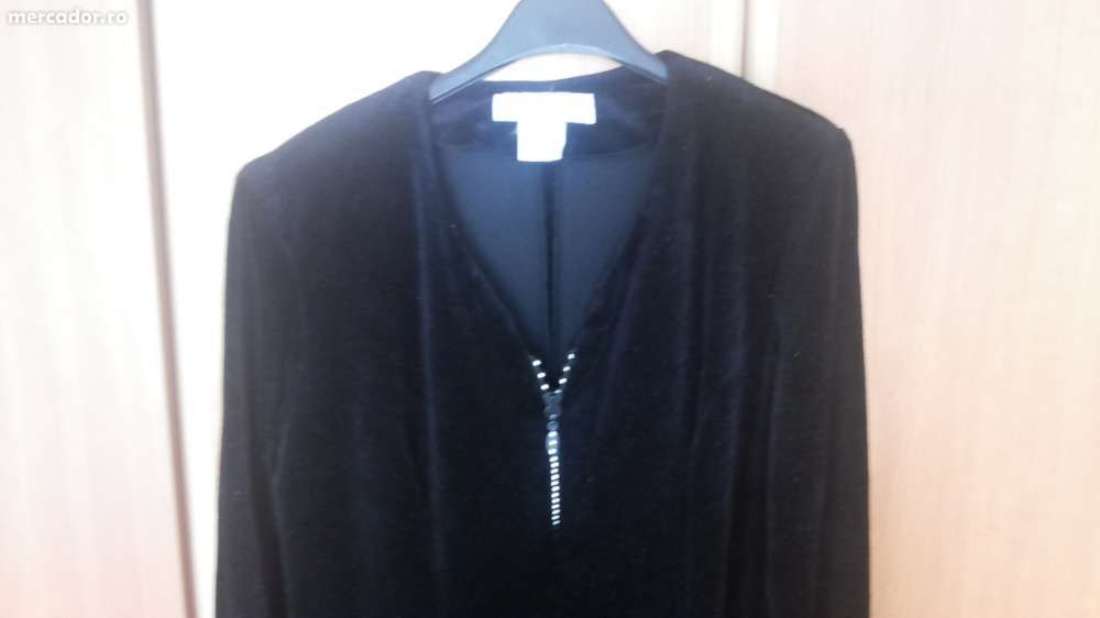 vand rochie neagra de okazie cu strasuri