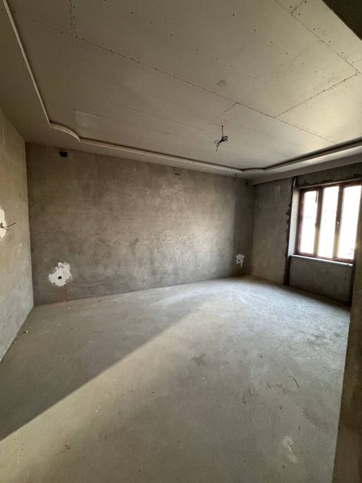 Юунсобода 8 кв. 2 этаж уй сотилади