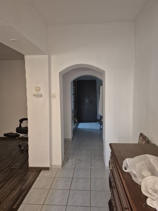 Vand casa la curte Laminorului