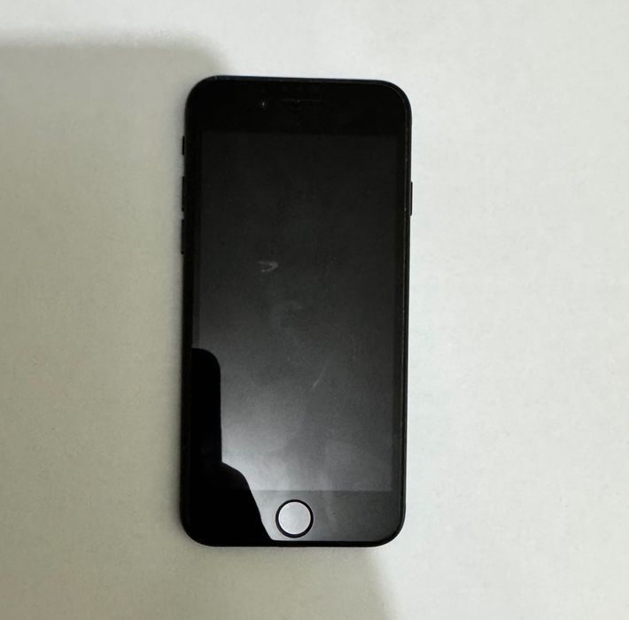 iPhone SE 3 midnight