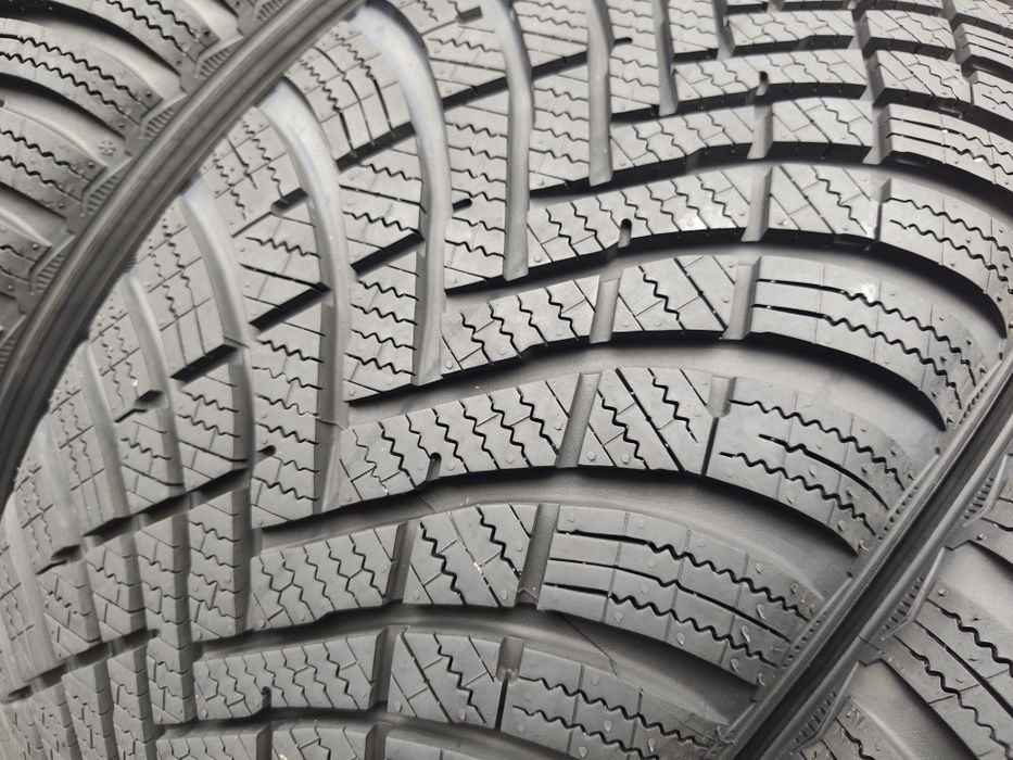 215/45/17" 4бр Hankook winter i sept rs3, dot2124,7mm