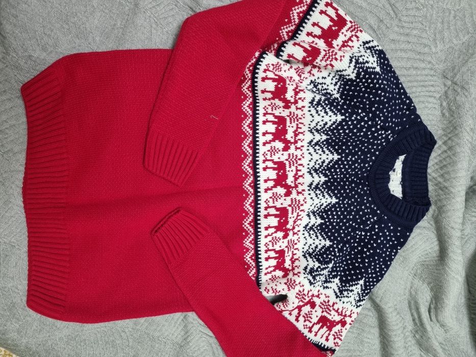Продам 2 свитера (новогодние)