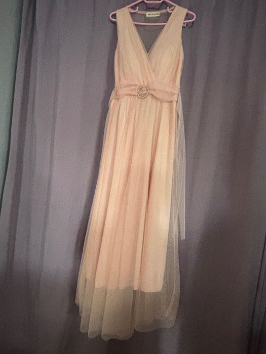 Продавам две рокли цена 30 лева