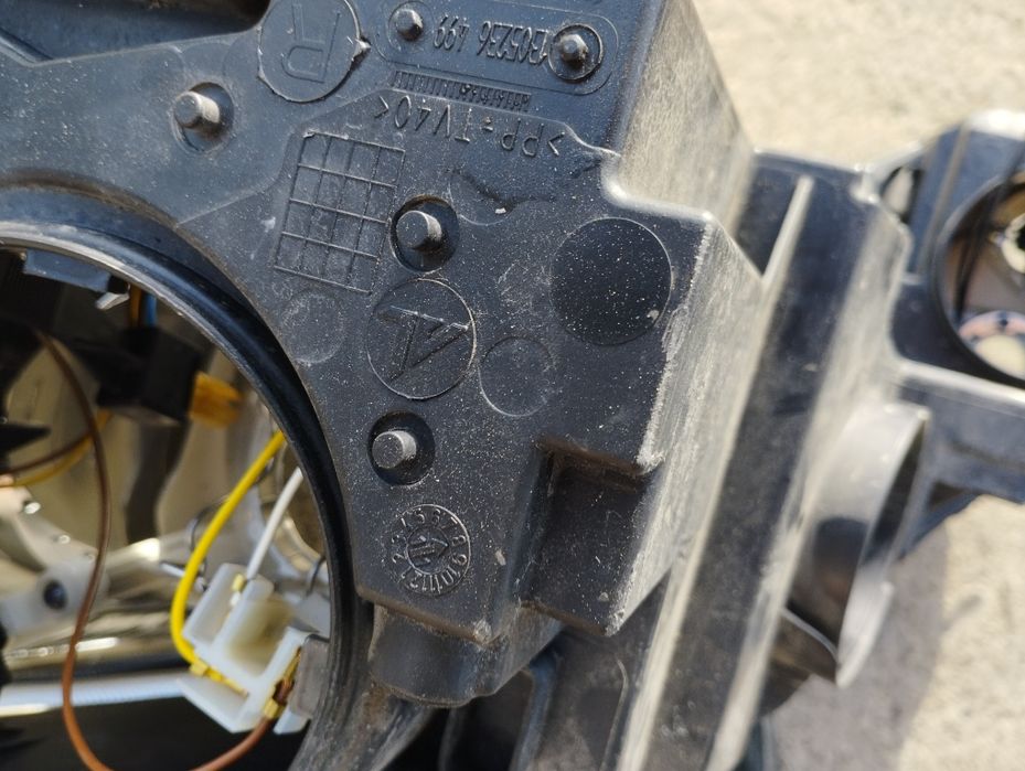 Десен xenon фар за Skoda Yeti 2009-2013